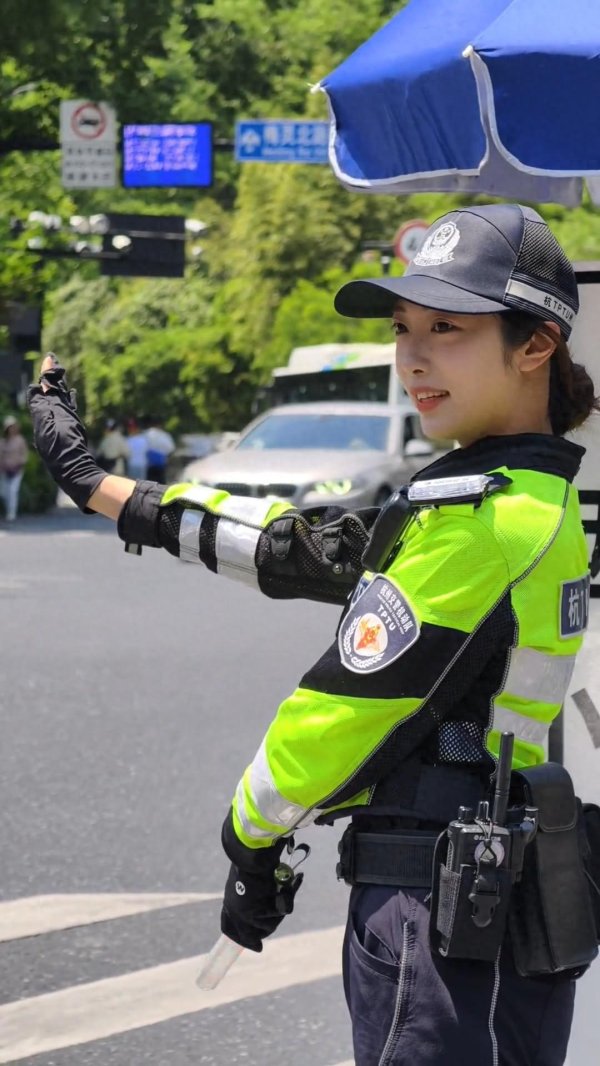 联富配资 \＂兔子警官\＂李语蔚近照曝光！身穿吊带海边拍照，网友直呼太美!